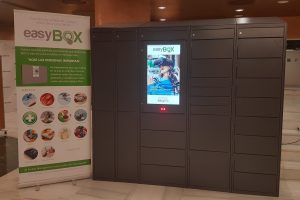 Consigna EasyBox con RollUP de presentación de sus servicios
