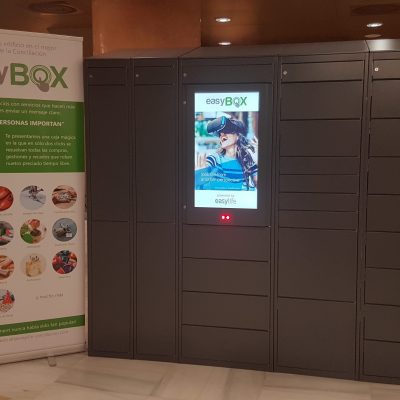 Consigna EasyBox con RollUP de presentación de sus servicios