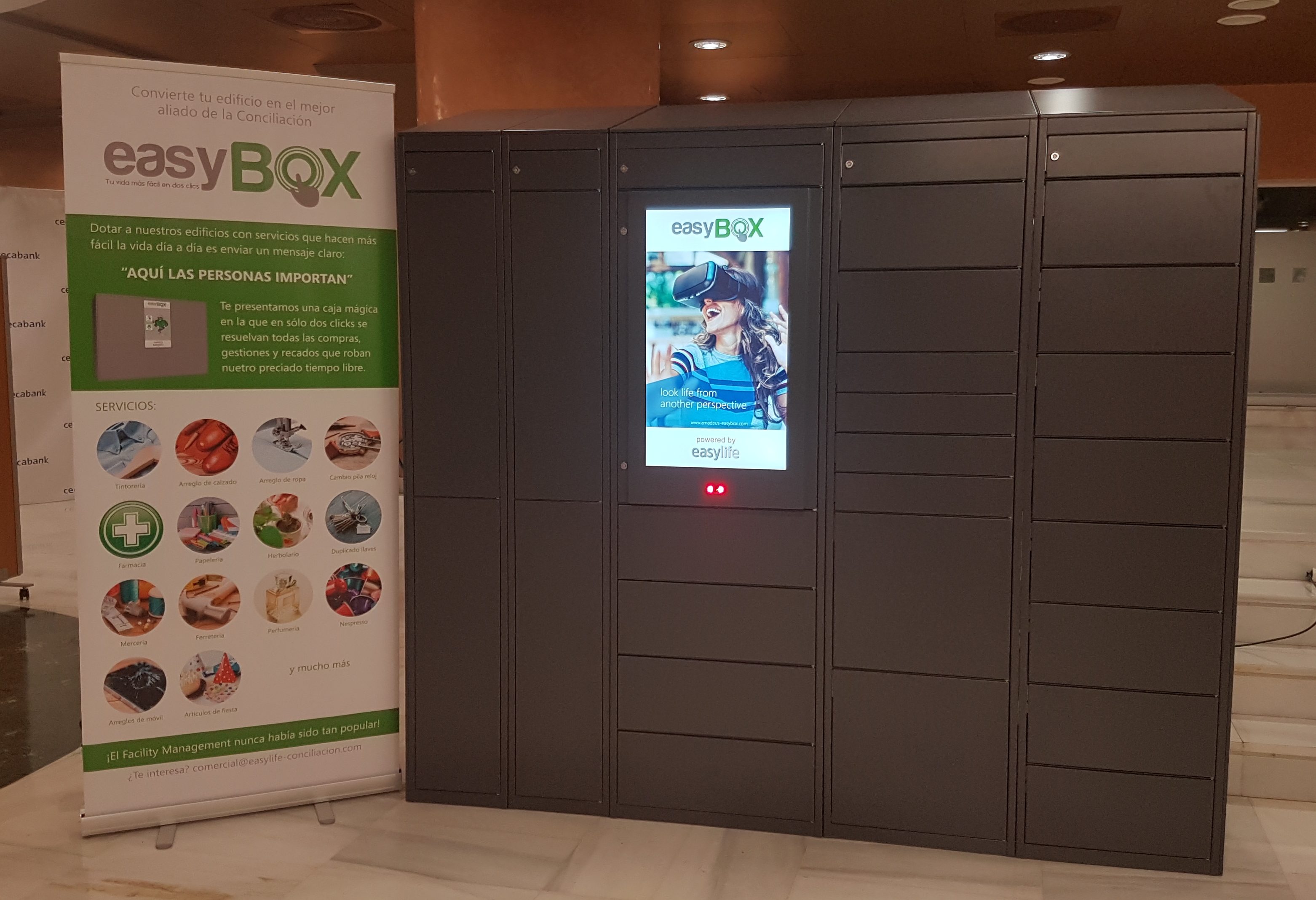Consigna EasyBox con RollUP de presentación de sus servicios