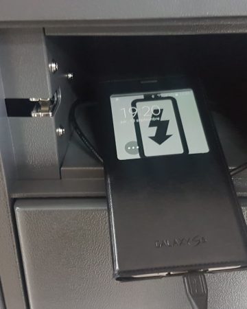 Móvil cargando en una consigna inteligente cargamóviles smartlocker