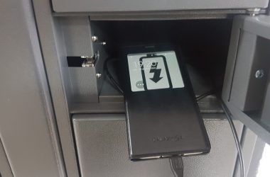 Móvil cargando en una consigna inteligente cargamóviles smartlocker
