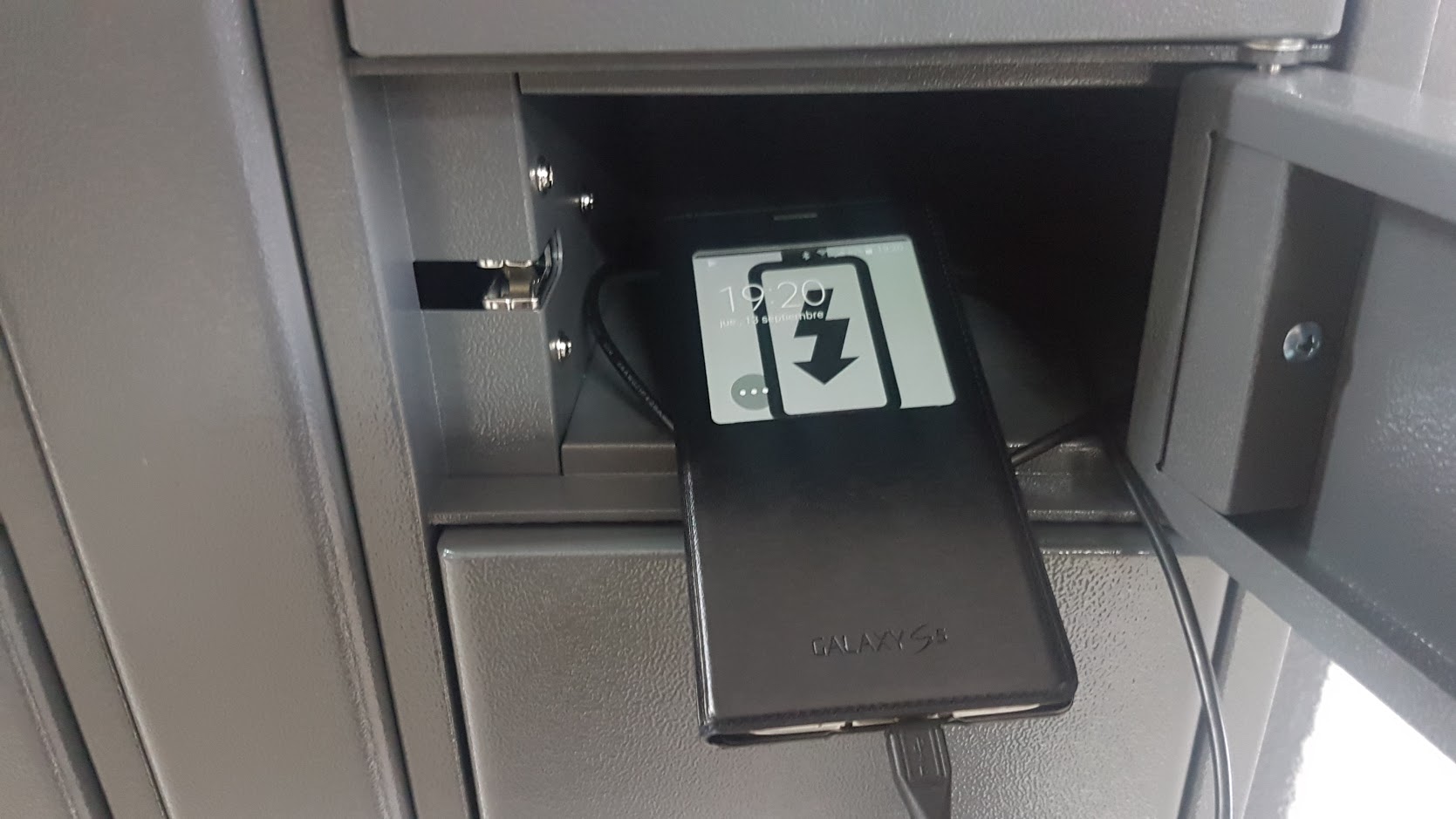 Móvil cargando en una consigna inteligente cargamóviles smartlocker