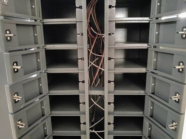 Foto de la estructura metálica con cerraduras