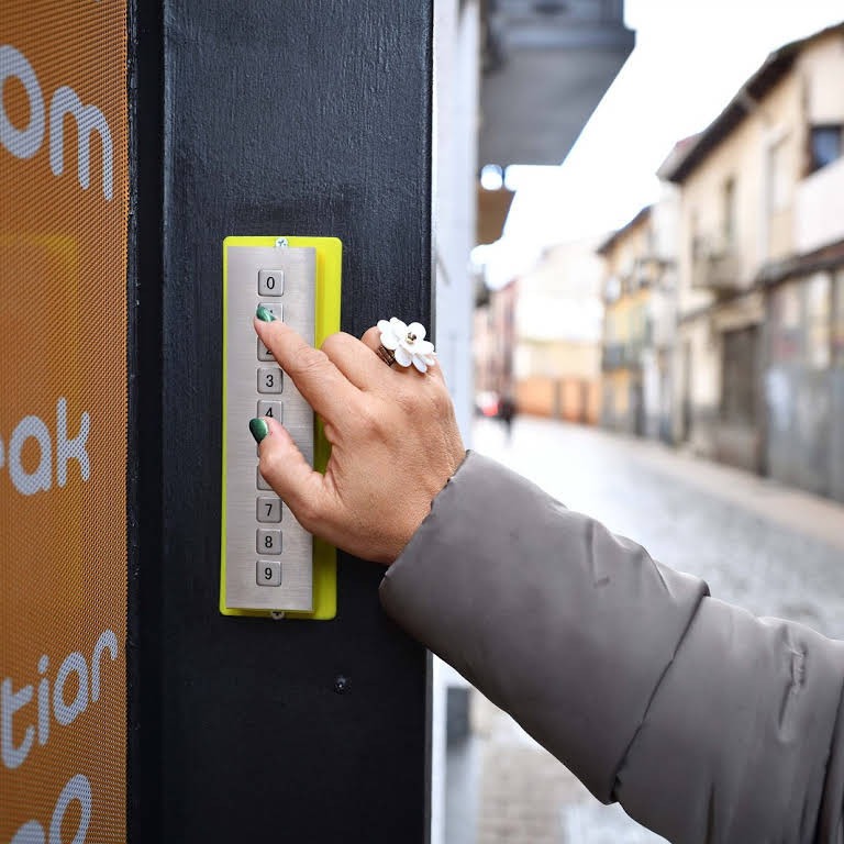 Teclado vertical para acceso a taquilla inteligente