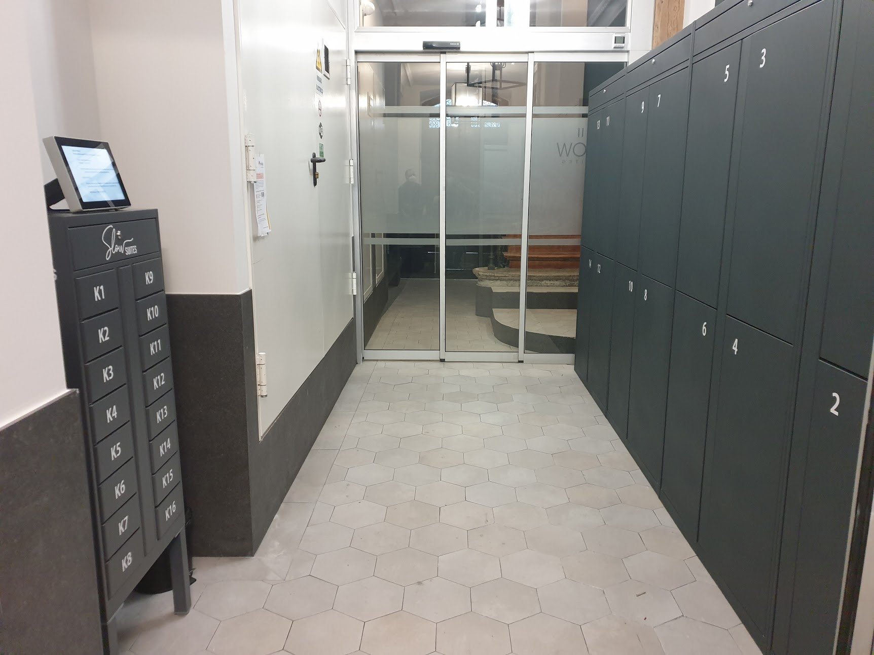 Taquilla inteligente de custodia de llaves y maletas en Slow Suites Augusto
