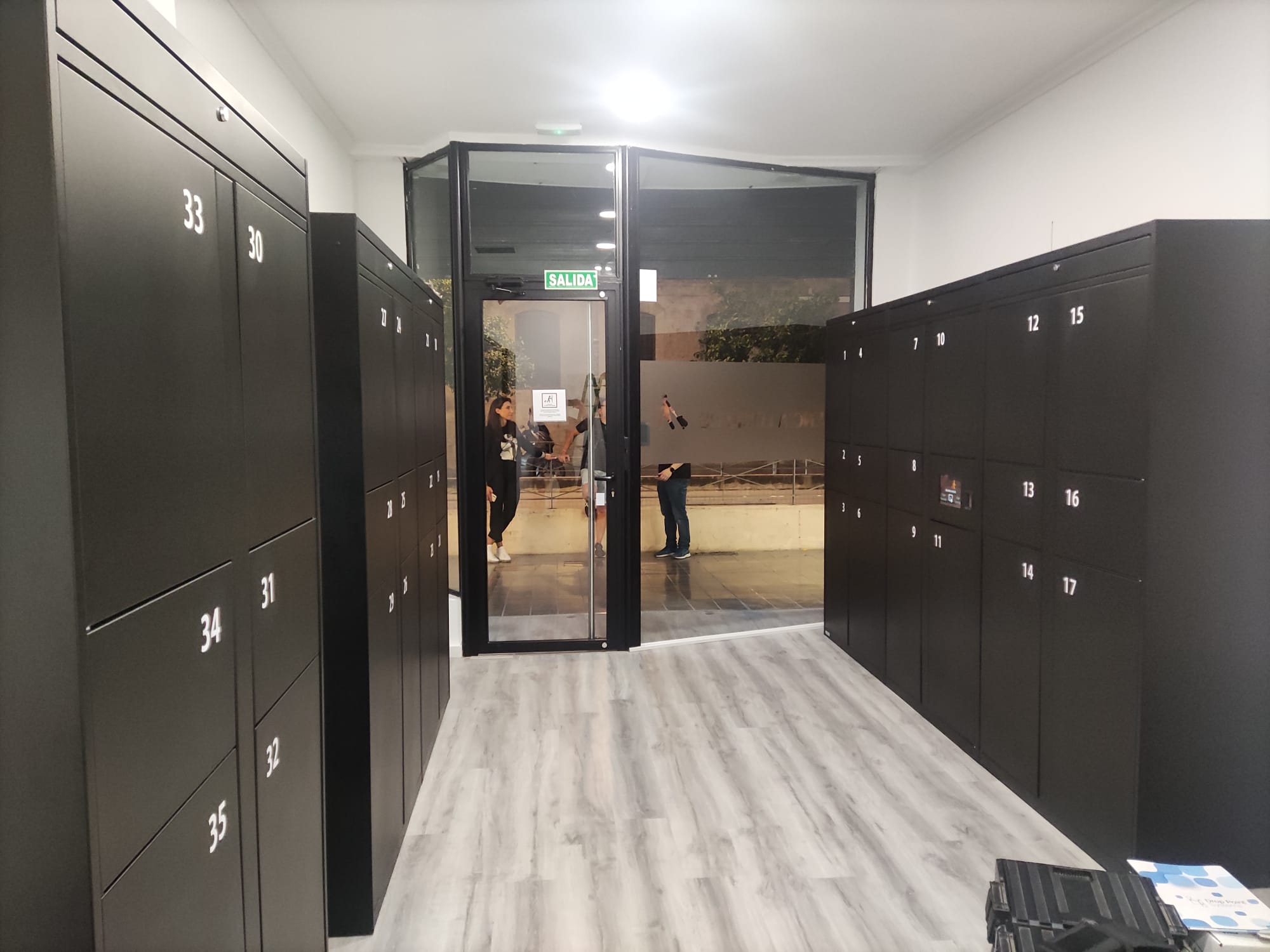 Valencia Lockers interior local