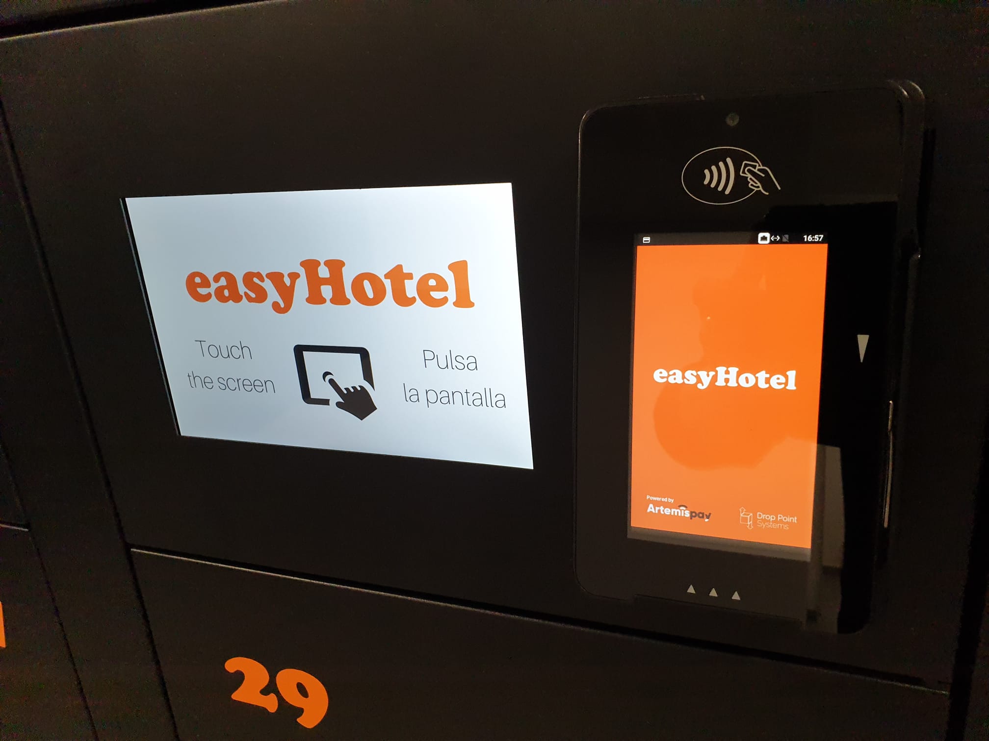 Pantalla táctil y TPV desasistido de la consigna inteligente de easyHotel Madrid Centro Atocha