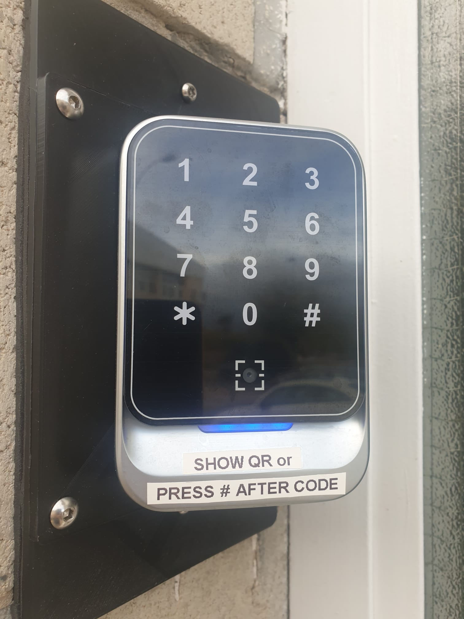 Teclado con lector QR y pinpad para acceso a taquilla inteligente