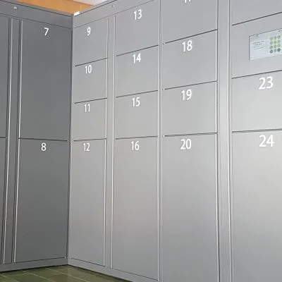 Consigna inteligente de cajones numerados para custodia de maletas