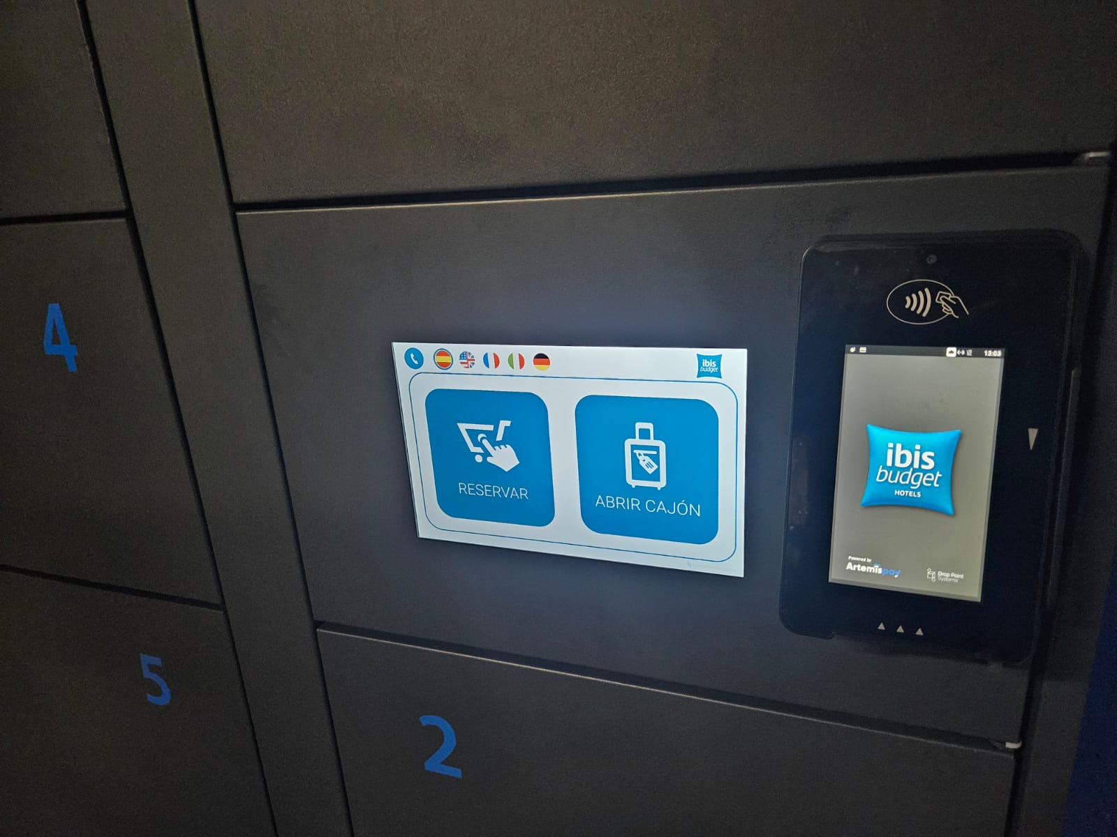 Pantalla y TPV de pago en smartlocker de custodia de equipaje y maletas IBIS BUDGET Madrid Centro Lavapies