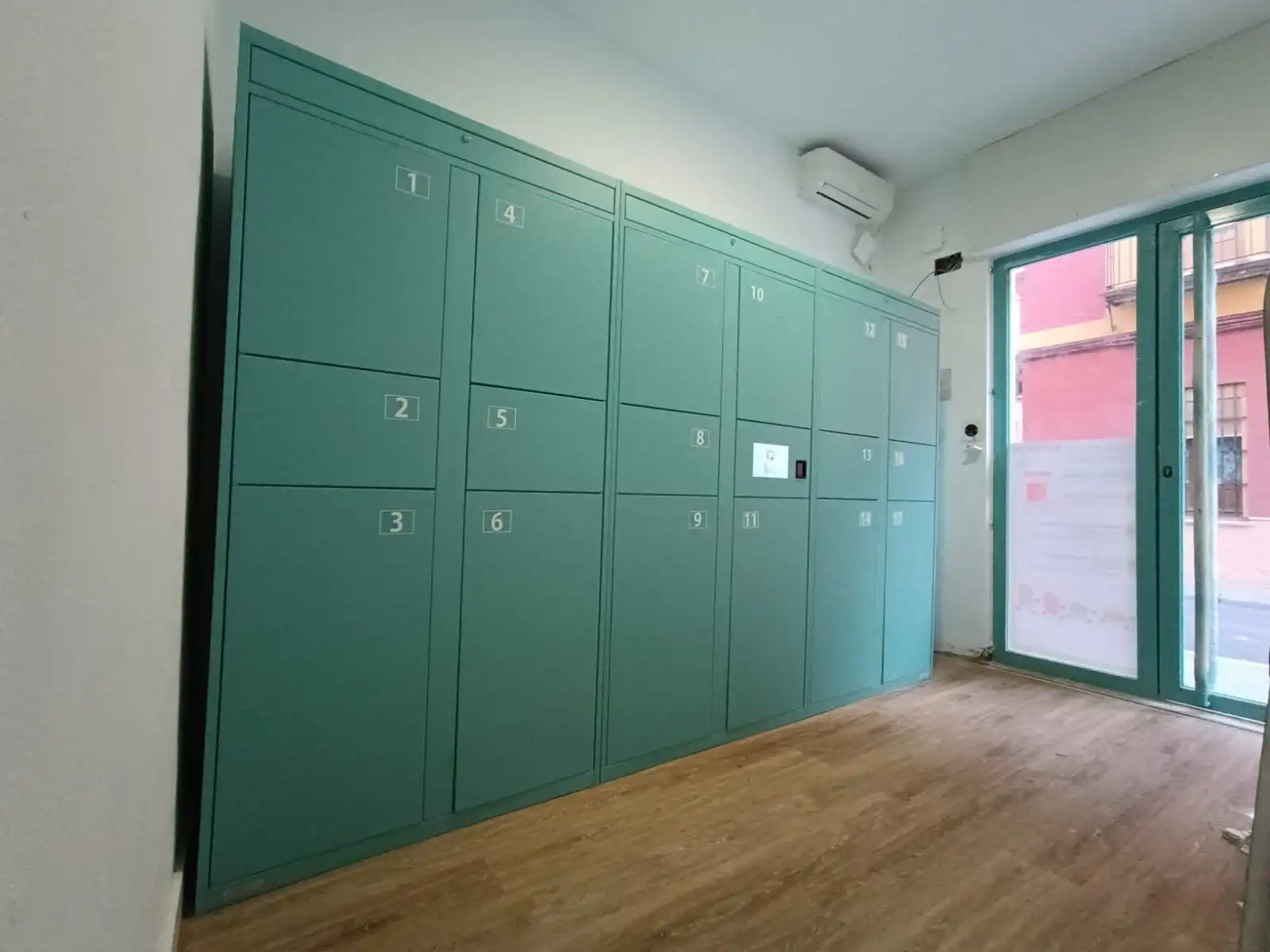 Consigas inteligentes de GIRALDA LOCKERS en Calle Pureza 123 de Sevilla