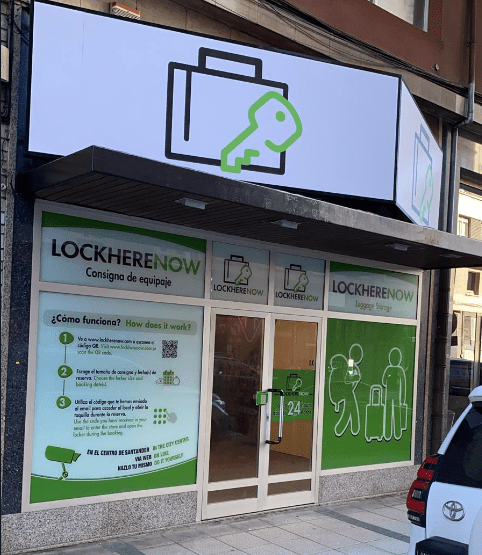 Fachada consigna inteligente LOCKHERENOW en Santander