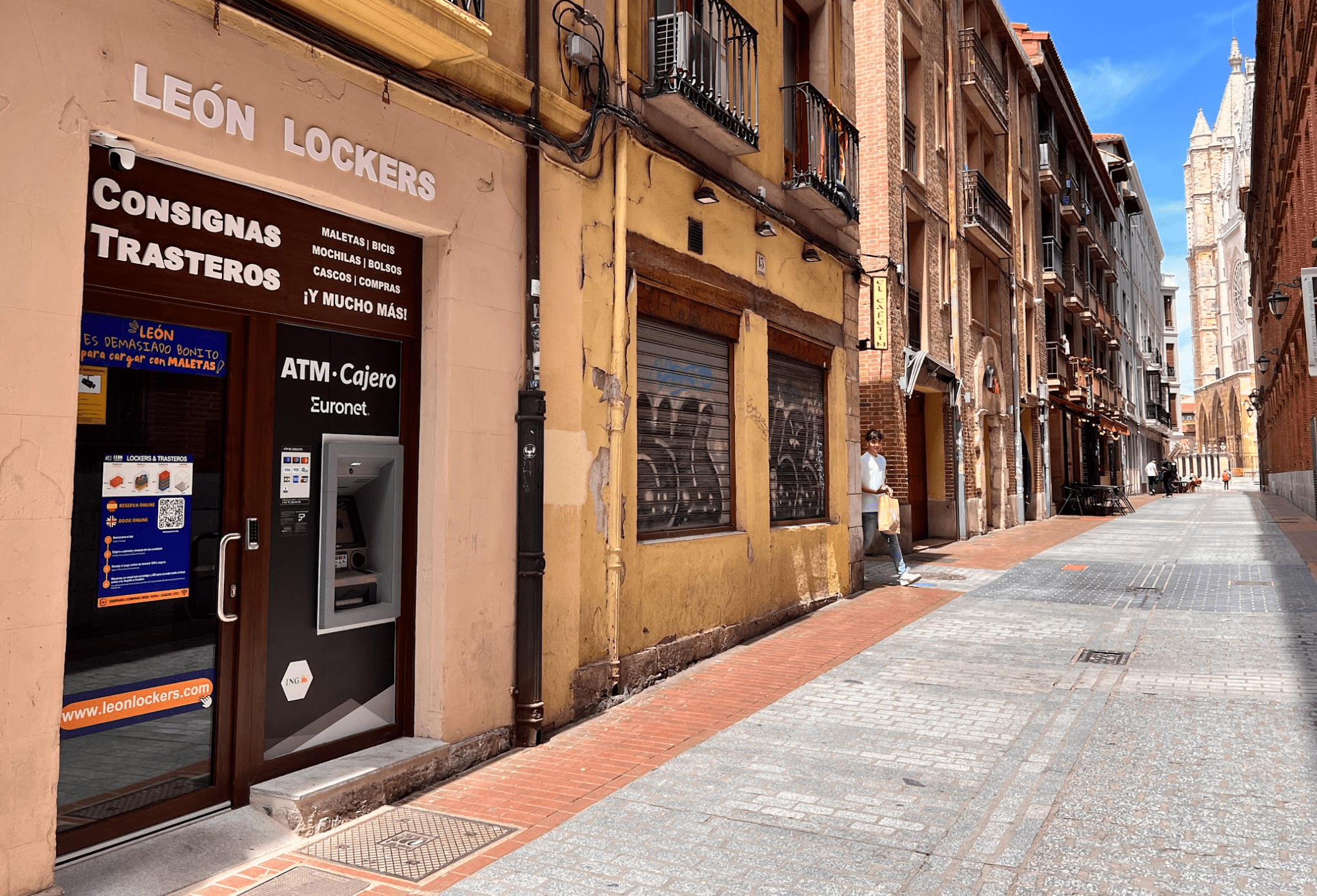Fachada de las consignas inteligentes de León Lockers junto a la catedral de León