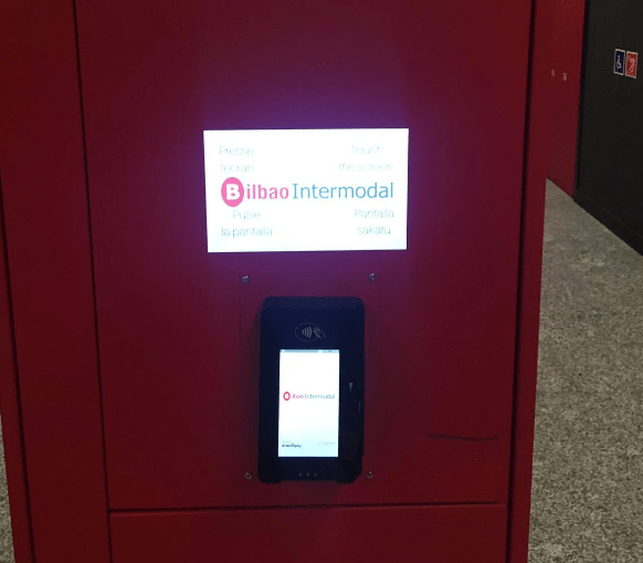 Pantalla y TPV desatendido consigna inteligente Drop Point Systems intermodal Bilbao Termibus
