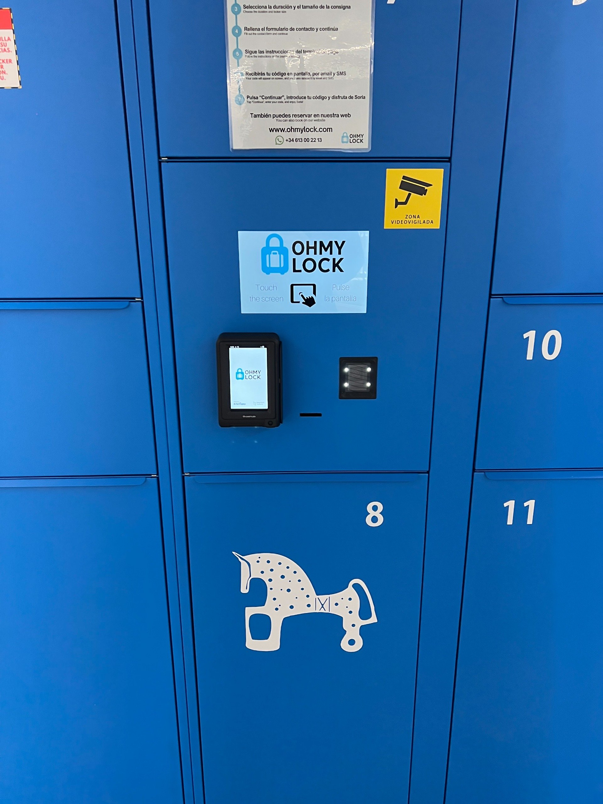 Pantalla y TPV desatendido en la consigna de custodia de equipaje de la estación de autobuses de Soria