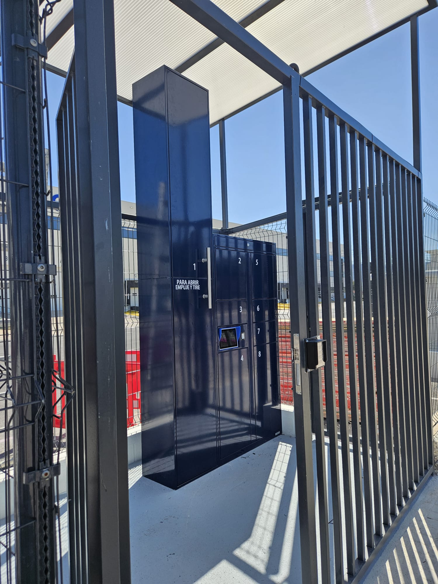 Taquillas inteligentes 3 metros de altura para Click&Collect material eléctrico en SONEPAR PUERTO DE SAGUNTO.